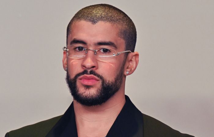 El cantante puertorriqueño Bad Bunny posa en la sala de prensa durante la 96ª entrega anual de los Premios de la Academia en el Teatro Dolby de Hollywood, California, el 10 de marzo de 2024. (Foto de ROBYN BECK/AFP vía Getty Images)