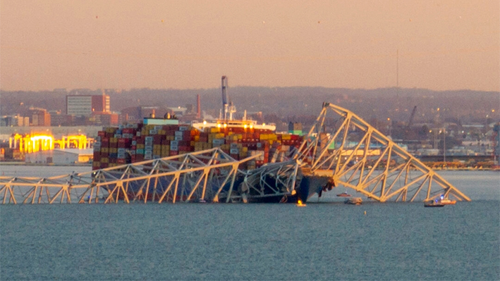 La estructura de acero del puente Francis Scott Key se sitúa sobre un buque portacontenedores tras el derrumbe del puente en Baltimore, Maryland, el 26 de marzo de 2024. (Mandel Ngan/AFP vía Getty Images)
