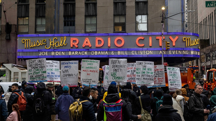 Manifestantes se concentran antes de la recaudación de fondos del presidente Joe Biden en el Radio City Music Hall de Nueva York el 28 de marzo de 2024. Biden estuvo acompañado en el acto por los expresidentes Bill Clinton y Barack Obama. (Alex Kent/Getty Images)
