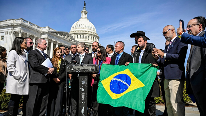El miembro de la Cámara de Diputados de Brasil Marcel Van Hatten habla en una conferencia de prensa sobre "Brasil: ¿Democracia, Libertad y Estado de Derecho bajo ataque?" frente al Capitolio de EE. UU. en Washington, DC, el 12 de marzo de 2024. (Mandel Ngan/AFP vía Getty Images)
