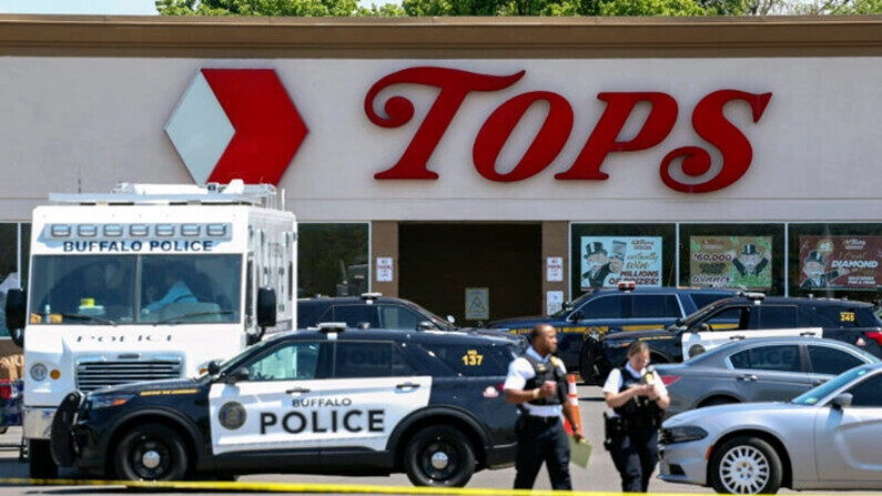 La policía camina afuera de la tienda de comestibles Tops, en Buffalo, Nueva York, el 15 de mayo de 2022. (Joshua Bessex/Foto AP)