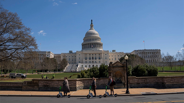 El edificio del Capitolio de EE. UU. durante la floración de los cerezos en Washington el 20 de marzo de 2024. (Madalina Vasiliu/The Epoch Times)
s