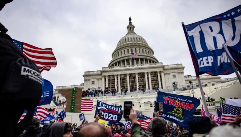 Simpatizantes pro-Trump irrumpen en el Capitolio de Estados Unidos tras un mitin con el presidente Donald Trump en Washington, el 6 de enero de 2021. (Samuel Corum/Getty Images)