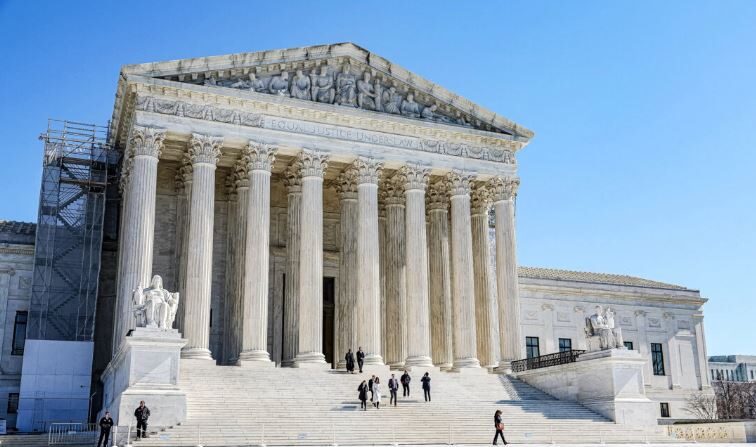 Varias personas abandonan la Corte Suprema de Estados Unidos en Washington el 21 de febrero de 2024. (Kevin Dietsch/Getty Images)