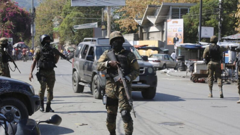 Miembros de la Unidad de Seguridad General del Palacio Nacional, USGPN, establecieron un perímetro de seguridad alrededor de una de las tres estaciones del centro después de que la policía repelió un ataque de pandillas el día anterior, en Puerto Príncipe, Haití, el 9 de marzo de 2024. (Odelyn Joseph/AP)
