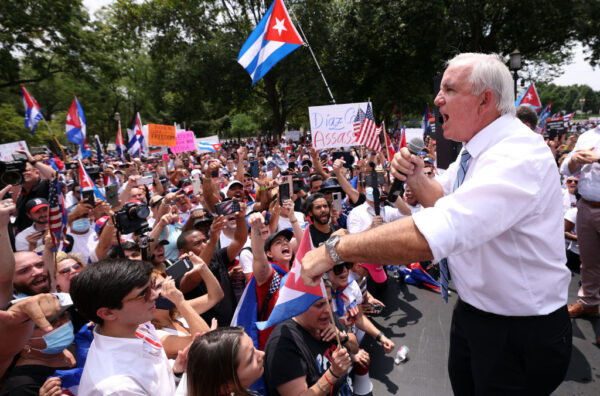 El representante estadounidense Carlos Giménez (R-FL) habla en una manifestación por la libertad de Cuba cerca de la Casa Blanca el 26 de julio de 2021 en Washington, DC.