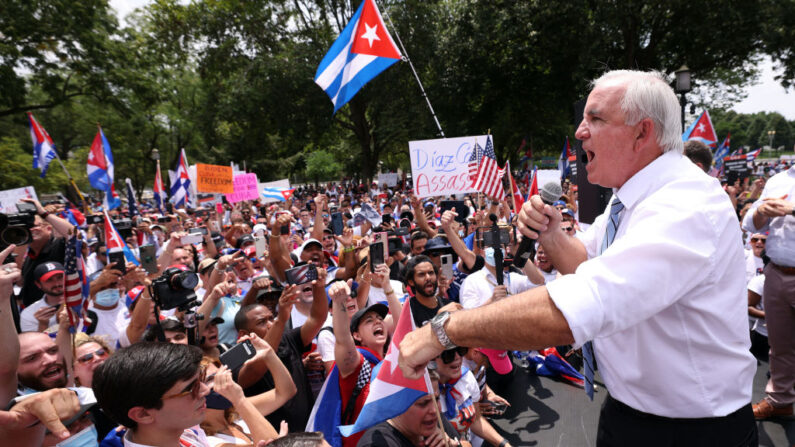 El representante estadounidense Carlos Giménez (R-FL) habla en una manifestación por la libertad de Cuba cerca de la Casa Blanca el 26 de julio de 2021 en Washington, DC.  (Kevin Dietsch/Getty Images)