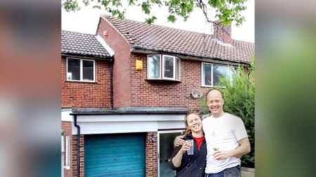 Pareja compra la casa más fea de la calle por USD 160,000 y la convierte en la mansión de sus sueños