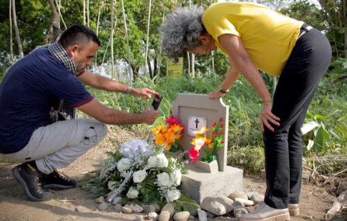 Fotografía cedida por la Jurisdicción Especial para la Paz (JEP) que muestra a familiares junto a la tumba de Kenedy de Jesús Barrera Gaviria, el 27 de febrero de 2024, en Apartadó (Colombia). (Foto: Jurisdicción Especial para la Paz/EFE) 