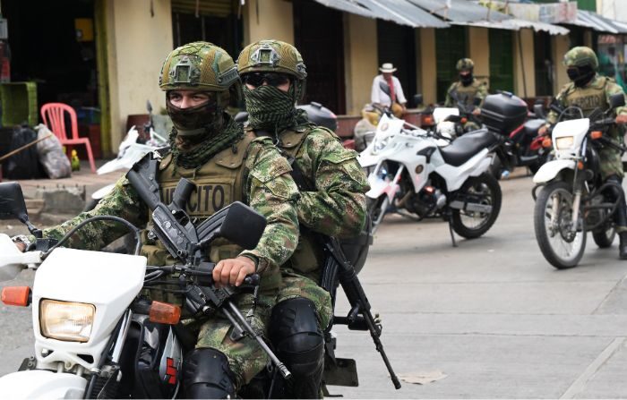 Soldados colombianos patrullan una calle en Tuluá, departamento del Valle del Cauca, Colombia, el 11 de febrero de 2024. (Joaquin Sarmiento/AFP via Getty Images)