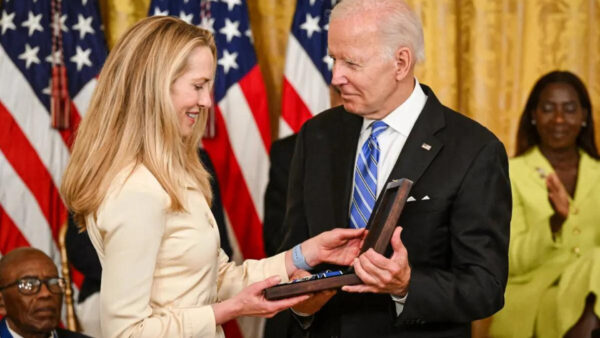 Joe Biden junto con Laurene Powell Jobs 