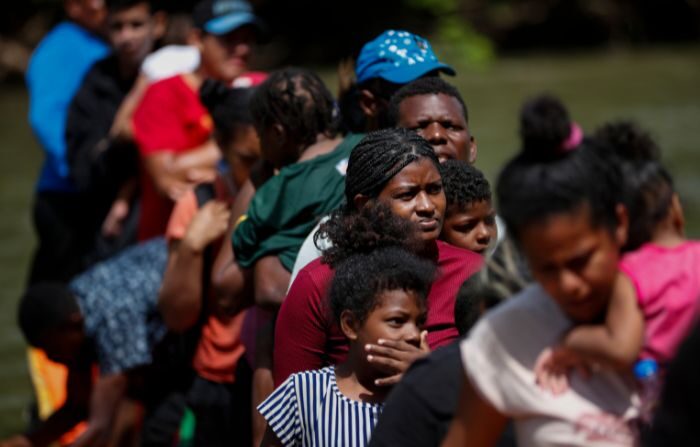 Foto de archivo de migrantes caminando hacia la Estación de Recepción Migratoria (ERM) de Lajas Blancas, luego de atravesar por varios días la selva del Darién,Panamá. (Bienvenido Velasco/EFE)