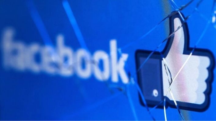 El logo de la red social Facebook en la pantalla rota de un teléfono móvil, el 16 de mayo de 2018. (Joel Saget/AFP vía Getty Images)