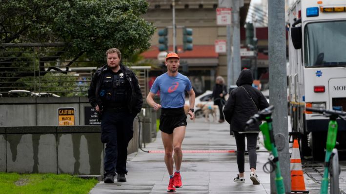 Un oficial del Departamento de Policía de San Francisco camina por Union Square, el viernes 1 de marzo de 2024, en San Francisco. (Foto AP/Godofredo A. Vásquez)