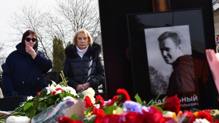 Liudmila Navalnaya (la mujer con gafas), madre de Alexéi Navalni, acompañada por Alla, madre de la viuda de Navalni, Yulia, visita la tumba de su hijo en el cementerio Borisovo de Moscú, el 2 de marzo de 2024. (Olga Maltseva/AFP vía Getty Images)