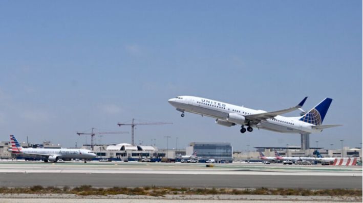 Una foto de archivo de Boeing 737 de United Airlines despegando del Aeropuerto Internacional de Los Ángeles (LAX) en Los Ángeles, el 16 de junio de 2022. (Daniel Slim/AFP vía Getty Images)