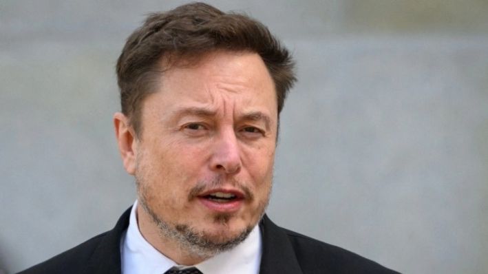 El director ejecutivo de X, Elon Musk, abandona un foro bipartidista del Senado de EE.UU. sobre inteligencia artificial, en Washington, el 13 de septiembre de 2023. (Mandel Ngan/AFP vía Getty Images)