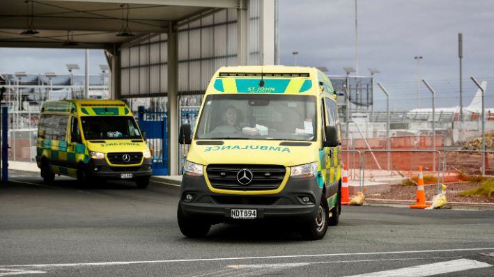 Ambulancias salen del Auckland International en Auckland, Nueva Zelanda, el lunes 11 de marzo de 2024. Más de 20 personas resultaron heridas después de lo que los funcionarios describieron como un "evento técnico" en un avión chileno que viajaba de Sydney, Australia, a Auckland. (Dean Purcell/New Zealand Herald vía AP)
