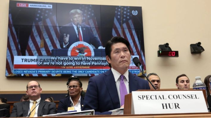 El exabogado especial Robert K. Hur testifica junto a un vídeo del expresidente Donald Trump ante el Comité Judicial de la Cámara de Representantes en Washington, el 12 de marzo de 2024. (Win McNamee/Getty Images)
