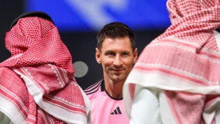 Messi, la nueva imagen de marca de ropa tradicional de lujo de Arabia Saudí