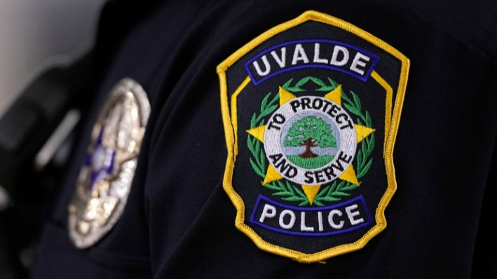 Un oficial de policía de Uvalde muestra su insignia mientras vigila una reunión especial del consejo de la ciudad en Uvalde, Texas, el jueves 7 de marzo de 2024. (AP Photo/Eric Gay)