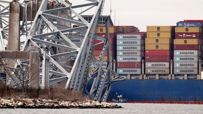 El carguero Dali permanece en el agua después de impactar contra el puente Francis Scott Key en Baltimore, Maryland, el 26 de marzo de 2024. (Kevin Dietsch/Getty Images)