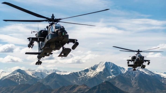 Helicópteros de ataque AH-64D Apache Longbow del 1.er Batallón de Ataque, 25° Regimiento de Aviación, sobrevuelan una cadena montañosa cerca de Fort Wainwright, Alaska, el 3 de junio de 2019. (Cameron Roxberry/Ejército de EE. UU. vía AP)