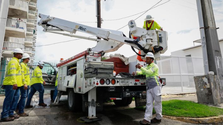 Imagen de archivo de un camión de LUMA Energy que permanece inactivo mientras una brigada de siete hombres espera a que los responsables envíen la orden de iniciar las reparaciones, el 20 de septiembre de 2022 en San Juan, Puerto Rico. (Jose Jimenez/Getty Images)