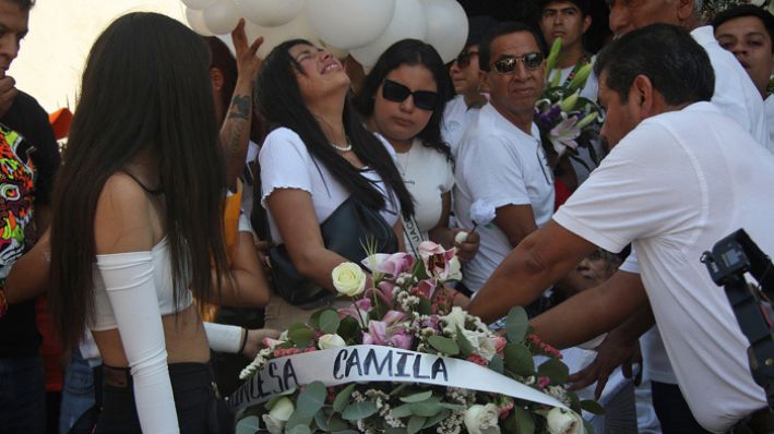 Familiares y amigos dieron el último adiós este viernes a la menor Camila, quien fue asesinada en el municipio de Taxco en Guerrero, México. (EFE/José Luis de la Cruz)
