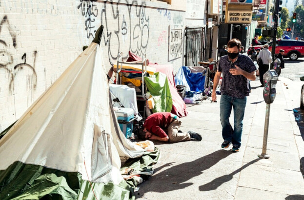 Personas sin hogar en la calle Jones de San Francisco el 13 de noviembre de 2023. Casi 8.000 personas viven actualmente en las calles de la ciudad. (Jason Henry/AFP vía Getty Images)