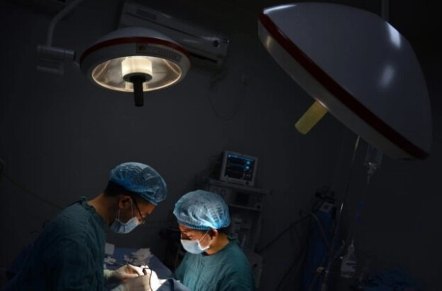 Dos médicos operan en Chongqing, China, el 9 de agosto de 2013. (Peter Parks/AFP/Getty Images)
