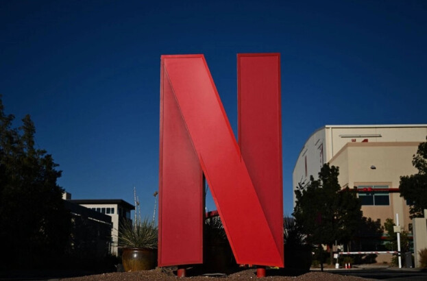 El logotipo de Netflix aparece en la entrada del estudio de producción de cine y televisión Netflix Albuquerque Studios en Albuquerque, Nuevo México, el 13 de octubre de 2023. (Patrick T. Fallon/AFP vía Getty Images)
