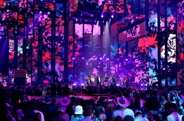 De izquierda a derecha) Lainey Wilson, Morgan Wade, Alanis Morissette, Ingrid Andress y Madeline Edwards actúan en el escenario durante los CMT Music Awards 2023 en el Moody Center de Austin, Texas, el 2 de abril de 2023. (Rick Kern/Getty Images para CMT)