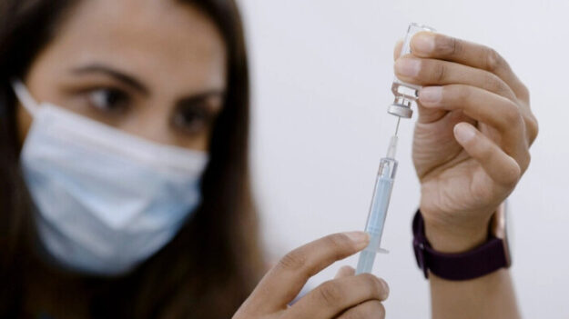 Vacunas de ARNm deberian suspenderse tras preocupación de contaminación de bancos de sangre: preimpreso