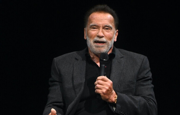 Arnold Schwarzenegger habla en el escenario durante un evento en Londres, Inglaterra, el 24 de octubre de 2023. (Jeff Spicer/Getty Images para Fane)