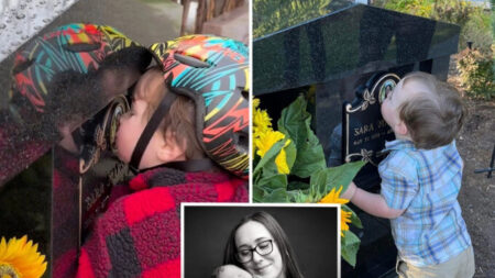 Niño de 3 años besa monumento de su mamá fallecida por suicidio y la llama “ángel de la familia”