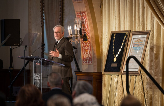El cineasta Steven Spielberg habla en la ceremonia de entrega del Medallón Universitario en la USC. (Sean Dube/USC)