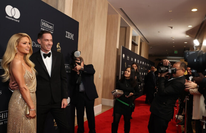 Paris Hilton y Carter Reum asisten a la gala previa a los Grammy y al saludo de los Grammy a los iconos de la industria en honor a Jon Platt en el Beverly Hilton de Beverly Hills, California, el 3 de febrero de 2024. (Amy Sussman/Getty Images)
