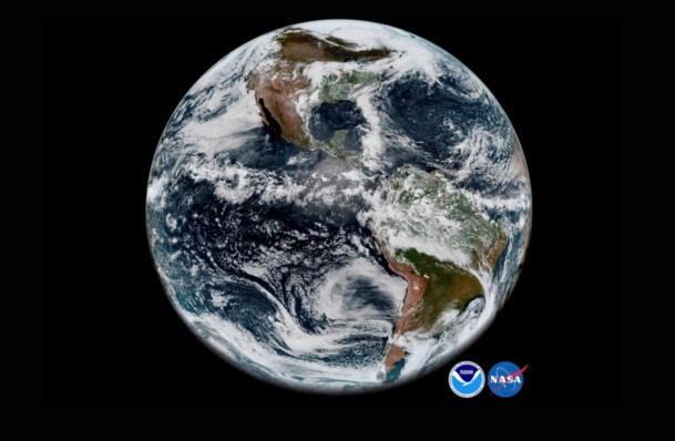 En esta imagen satelital del 31 de mayo de 2018 se muestra el hemisferio occidental de la Tierra a las 12:00 p.m. EDT del 20 de mayo de 2018, realizada por el nuevo satélite GOES-17, utilizando el instrumento Advanced Baseline Imager (ABI). (NOAA/NASA vía AP)