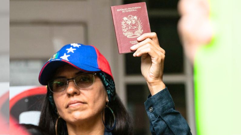 DHS anunció la suspensión de algunos requisitos a venezolanos residentes en Estados Unidos con estatus de estudiante no inmigrante F-1 para que puedan solicitar empleo. Foto de archivo. (NICHOLAS KAMM/AFP vía Getty Images)