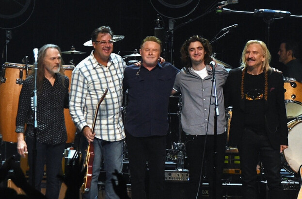 Eagles, Timothy B. Schmit, Vince Gill, Don Henley, Decon Frey y Joe Walsh actúan durante el Eagles in Concert en The Grand Ole Opry en Nashville, Tennessee, el 29 de octubre de 2017. (Rick Diamond/Getty Images)