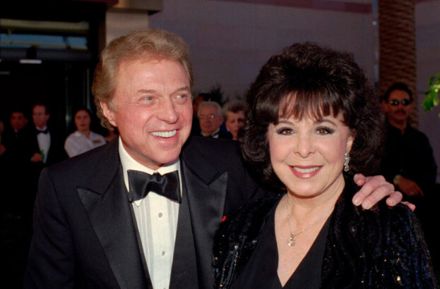 El cantante Steve Lawrence (I) y su esposa Eydie Gorme llegan a una gala de etiqueta convocada en honor de Frank Sinatra en Las Vegas el 30 de mayo de 1998. (Lennox McLendon/Foto AP)