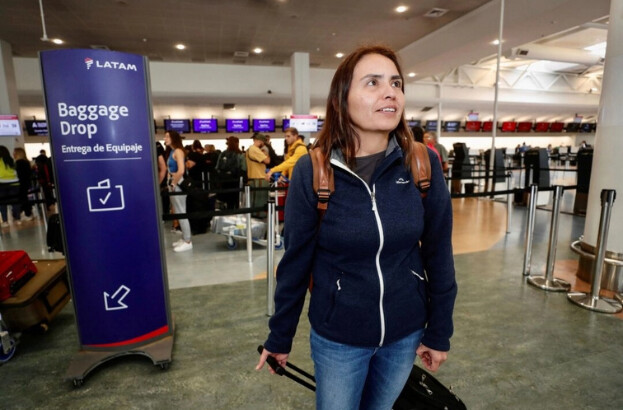 La pasajera Janet Baker se prepara para facturar en el aeropuerto de Auckland, Nueva Zelanda, para un vuelo de LATAM Airlines a Santiago, Chile, el 12 de marzo de 2024. (Dean Purcell/New Zealand Herald vía AP)