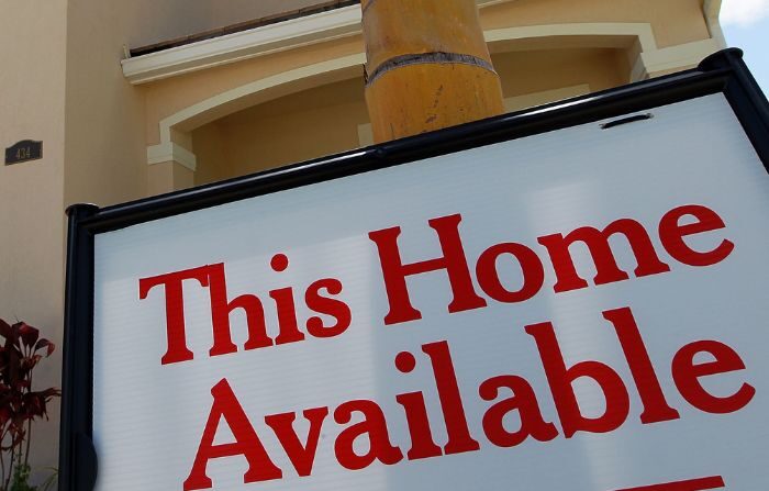 Una señal indicando que una nueva casa está disponible para la venta se ve el 23 de junio de 2010 en Miami, Florida. (Joe Raedle/Getty Images) 