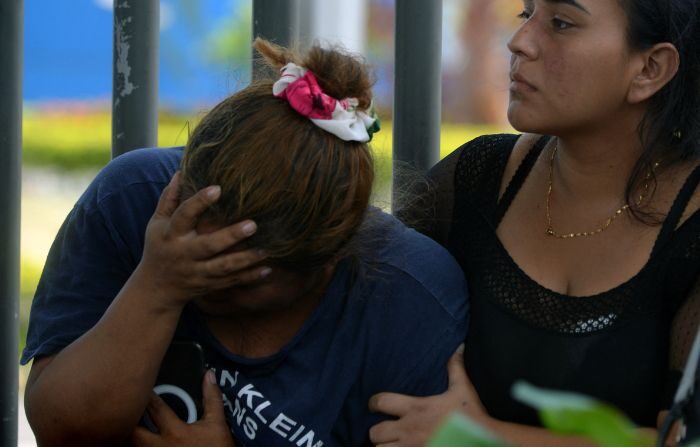 Una mujer hace gestos mientras espera el cuerpo de una de las víctimas del tiroteo ocurrido en una cooperativa, fuera del Laboratorio de Ciencias Forenses y Criminales, en Guayaquil, Ecuador, el 31 de marzo de 2024. (Gerardo Menoscal/AFP via Getty Images)
