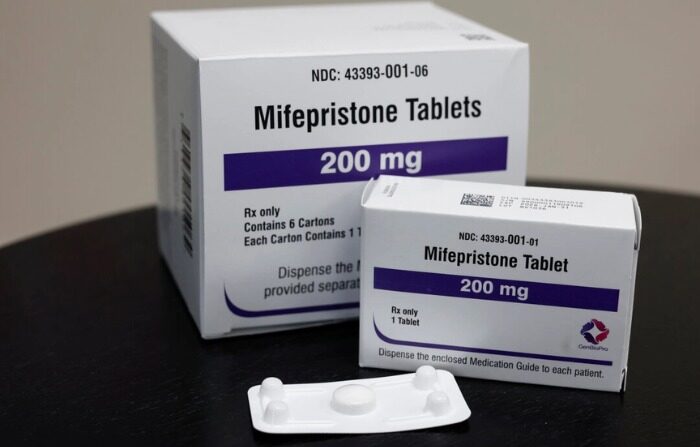 Paquetes de tabletas de mifepristona se exhiben en una clínica de planificación familiar el 13 de abril de 2023 en Rockville, Maryland. (Anna Moneymaker/Getty Images)