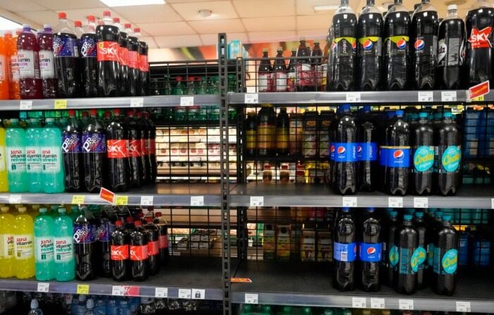 Un estante vacío de bebidas CocaCola en una tienda de comestibles en Zagreb, Croacia, el 8 de noviembre de 2023. (Darko Bandic/Foto AP)