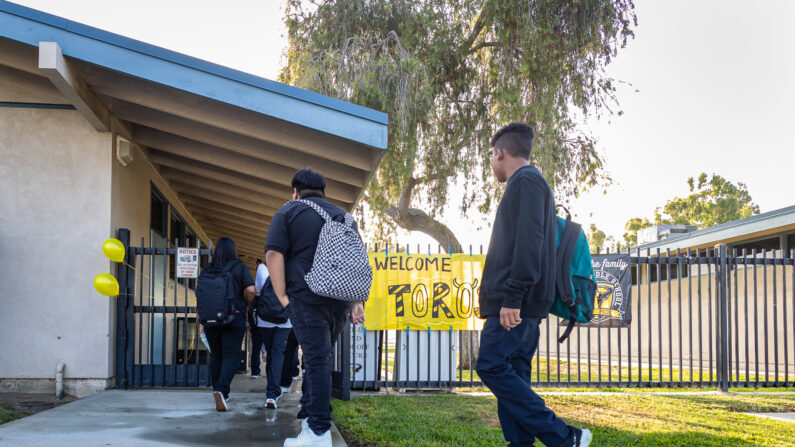 Los estudiantes se preparan para el primer día de clases en la escuela secundaria Yorba en Orange, California, el 16 de agosto de 2023. (John Fredricks/The Epoch Times)