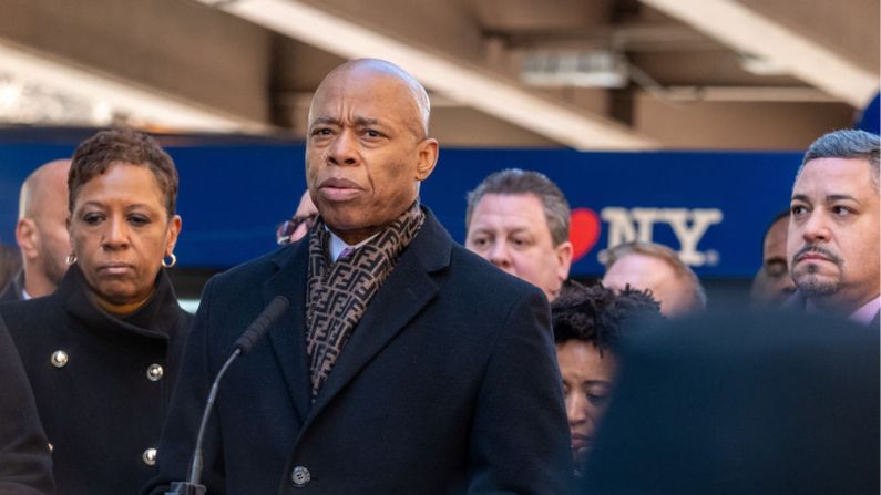 El alcalde de la ciudad de Nueva York, Eric Adams, asiste a un acto conmemorativo por el 30 aniversario del asesinato del adolescente Ari Halberstam en el Puente de Brooklyn el 1 de marzo de 2024. (Spencer Platt/Getty Images)