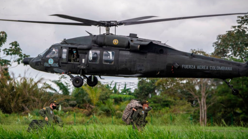 Policías colombianos participan en una operación de erradicación de cultivos ilícitos en Tumaco, departamento de Nariño, Colombia, el 30 de diciembre de 2020. (Juan Barreto/AFP vía Getty Images)